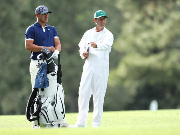 Brooks Koepka con il suo caddie Rickie Elliott