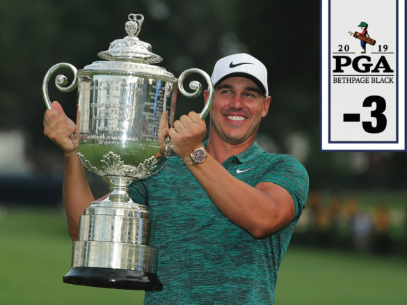 Brooks Koepka solleva il Wanamaker Trophy del PGA Championship, vinto lo scorso anno al Bellerive Country Club con il punteggio finale di -16.