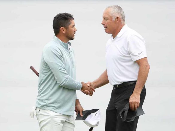 Stretta di mano fra Jason Day e il suo nuovo caddie, Steve Williams, ex di Tiger Woods e Adam Scott