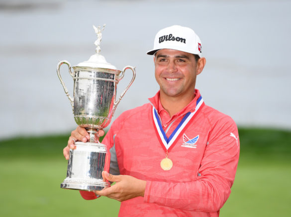 Gary Woodland con la coppa dello U.S. Open dopo la sua vittoria sul percorso di Pebble Beach, in California