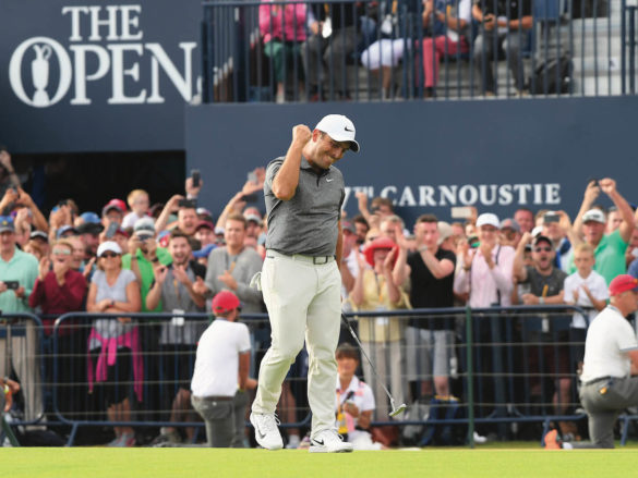 Francesco Molinari esulta dopo aver chiuso l'ultima buca del 147° Open Championship a Carnoustie.