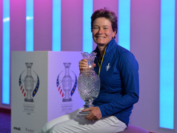 Catriona Matthew, capitana della squadra europea, con il trofeo di cristallo della Solheim Cup