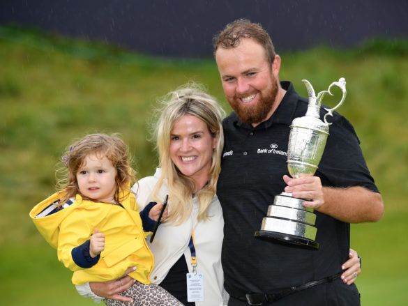 Shane Lowry con la Claret Jug dopo il successo nell'Open Championship 2019, in compagnia della moglie Wendy e della figlia Iris