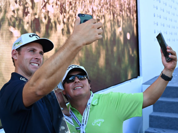 Andrea Pavan e il suo caddie dopo la vittoria nel BMW International Open, al Golfclub München Eichenried, lo scorso 23 giugno