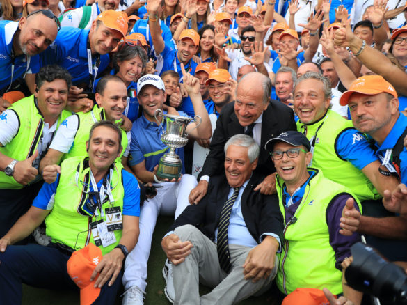 Il trionfo di Bernd Wiesberger, vincitore del 76° Open d'Italia, attorniato dai volontari presenti sul campo dell'Olgiata.