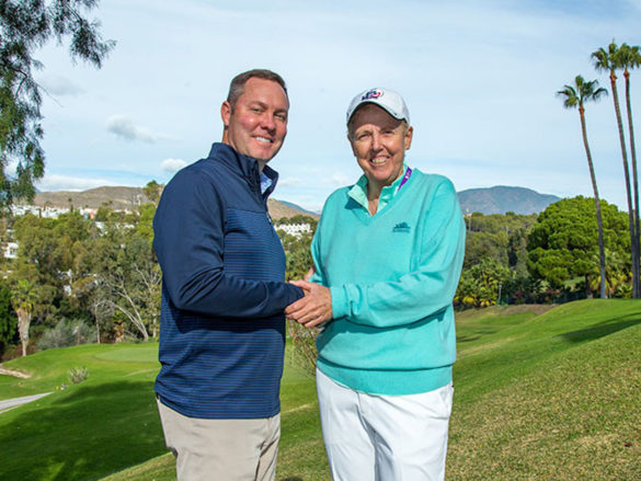 Il commissario dell'LPGA, Michael Whan, e la presidente del Consiglio del LET, Marta Figueras-Dotti, si stringono la mano dopo lo storico accordo fra i due tour di golf professionistico femminile