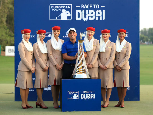 Francesco Molinari con il trofeo della Race to Dubai 2018, al termine del DP World Golf Championship