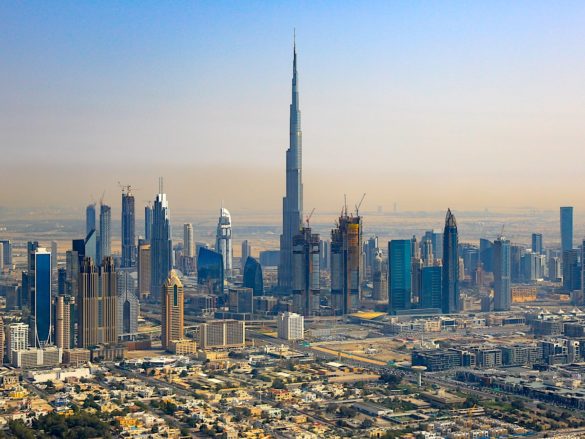 L'incredibile skyline di Dubai, con al centro il Burji Khalifa (829 metri), l'edificio più alto del mondo