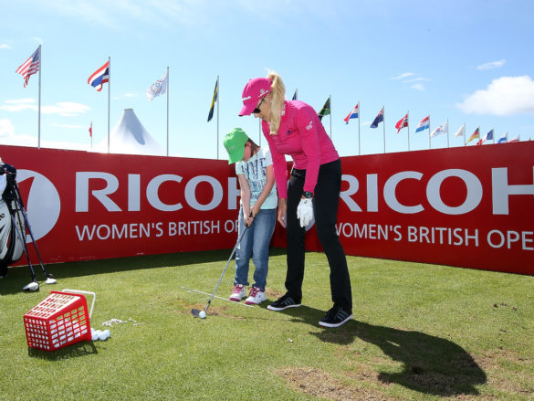 L'americana Natalie Gulbis mentre insegna a una giovanissima golfista durante i giorni delle più prestigiosa gara europea. La crescita delle donne giocatrici è fondamentale per il futuro del golf