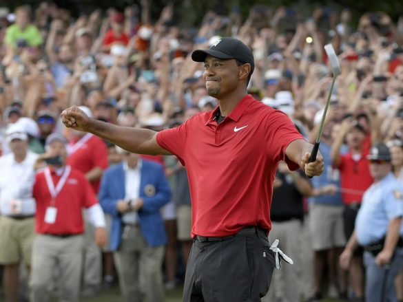 Tiger Woods esultante dopo la vittoria che, lo scorso anno, lo ha riportato in primo piano nel golf mondiale, quella nel Tour Championship