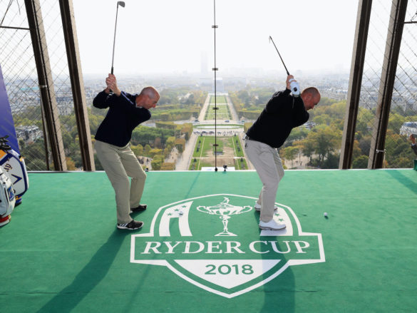 I due capitani della Ryder Cup 2018, Jim Furyk (a sinistra) per la squadra americana e Thomas Bjørn, al comando di quella europea, mentre giocano dal primo terrazzo della Tour Eiffel, a Parigi, qualche giorno prima dell'inizio della sfida