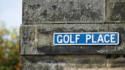 Golf Place è la via che chiude la buca 18 dell'Old Course di St Andrews e passa davanti alla celebre clubhouse
