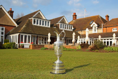 La Claret Jug davanti alla clubhouse del Royal St George's