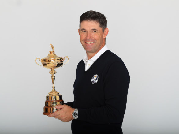 Padraig Harrington, capitano della squadra europea di Ryder Cup, fotografato con l'inconfondibile trofeo d'oro