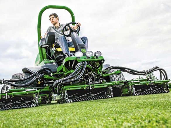 Una macchina da fairway John Deere al lavoro su un fairway