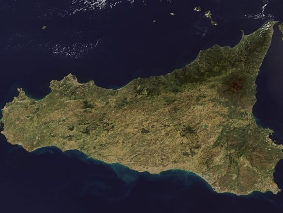Una splendida foto da satellite della Sicilia