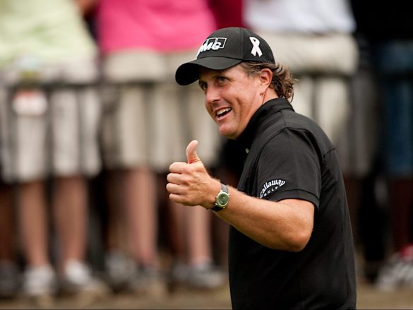 Thumbs up (pollice su) per Phil Mickelson, un gesto diventato famoso per il fuoriclasse californiano che ha passato la boa dei 50 anni