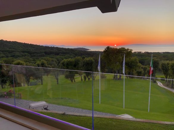 Uno splendido tramonto dalla nuova terrazza della clubhouse di Punta Ala