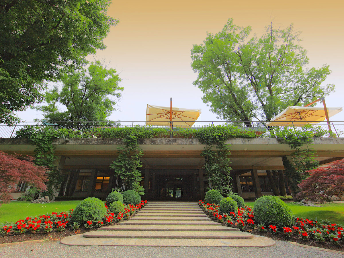 L'ingresso della clubhouse del Golf Club Milano, situato all'interno della splendida cornice del Parco di Monza