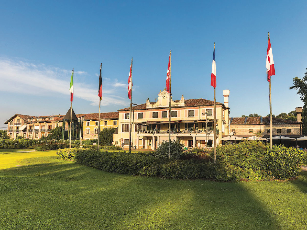 La grande e splendida clubhouse del Golf della Montecchia