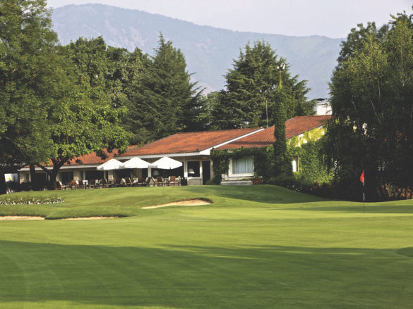 La splendida clubhouse del Circolo Golf Torino La Mandria, una costruzione bassa, sullo stile di un tipico cottage britannico, perfettamente integrata nell'ambiente che la circonda