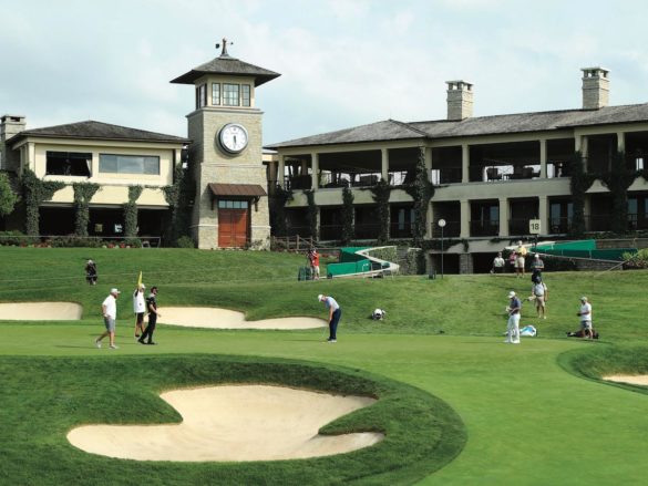 Una foto emblematica: il green della 18 durante il Memorial Tournament, uno dei tornei più importanti del PGA Tour. Oltre ai giocatori, ammessi in campo solo pochissimi addetti ai lavori per le regole di distanziamento dovute alla pandemia del Covid-19