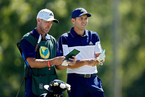 Sergio Garcia e il suo caddie durante il secondo giro del Sanderson Farms Championship, a Jackson (Mississippi)