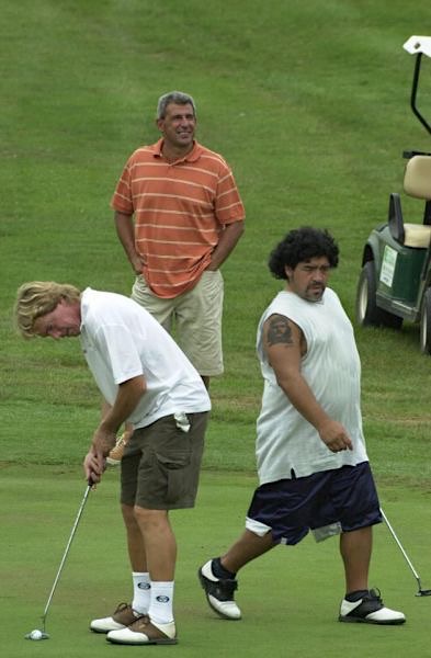 Diego Maradona con Massimo Bonini e Salvatore Bagni su un green dell'Adriatic Golf di Cervia