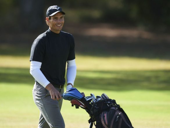 Rafael Nadal spinge il carrello della sua sacca durante il campionato individuale Professional Baleares Championship al Golf Maioris di Maiorca, in Spagna. (Photo by Cristian Trujillo/Quality Sport Images/Getty Images)