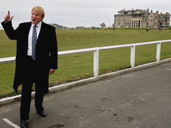 Donald Trump accanto al fairway della 18 dell'Old Course di St Andrews