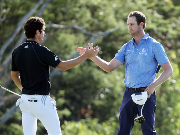 English ha mancato un putt dell'aquila di 10 piedi nel regolamento sulla buca par-5 18 a Kapalua per un 4-under 69 per forzare un playoff con Joaquin Niemann, e lo ha concluso il 18 con un birdie di 6 piedi. Niemann, che ha chiuso con un 64, si è avvicinato abbastanza da precipitare giù per la ripida collina irsuta. La sua oscillazione completa dall'erba folta lo ha portato ai margini, ma ha mancato il putt birdie. L'inglese ha coronato la sua notevole inversione di tendenza in un torneo a cui normalmente non gli sarebbe stato permesso di giocare. Il Torneo dei Campioni è riservato ai vincitori dell'anno precedente, ma il campo è stato ampliato per includere chiunque abbia raggiunto il Campionato TOUR a causa della pandemia COVID-19 che ha interrotto il PGA TOUR per tre mesi. Il fatto che l'inglese sia arrivato al campionato TOUR è stata la prova di aver cambiato il suo gioco. Ha concluso la stagione precedente senza una carta piena e impantanato in una crisi che lo ha portato al numero 369 del mondo. Ha fatto tutto l'anno scorso tranne la vittoria, e se ne è preso cura nel primo evento del nuovo anno. Ora il 31enne georgiano è secondo in classifica FedExCup e ha garantito un ritorno a Kapalua il prossimo anno. Niemann ha avuto otto uccellini attraverso 14 buche e ha eguagliato il punteggio basso del torneo. Il suo rimpianto potrebbe essere un birdie putt di 6 piedi che ha mancato nel regolamento. Tutto quello che poteva fare era aspettare, e trascorse la maggior parte di quell'ora a un tavolo da picnic con Sergio Garcia e le loro mogli, dirigendosi verso il campo di pratica mentre l'inglese stava arrivando il 18. L'inglese ha vinto per la terza volta nella sua carriera, e il suo primo titolo dalla Mayakoba Classic alla fine del 2013, la sua seconda vittoria di quell'anno. Justin Thomas è rimasto nel mix, ma un 66 gli ha lasciato un colpo fuori dai playoff. Ha perso una possibilità di birdie da 8 piedi il 16, e poi ha effettuato tre putt dalla lunga distanza il 17 per bogey. Un uccellino nell'ultima buca non era abbastanza. Dustin Johnson, al suo primo avvio da quando ha vinto il Masters il 15 novembre, ha fatto una corsa anticipata fino a quando ha perso un tee shot nell'erba nativa al numero 12 e ha fatto doppio spauracchio. Ha girato 69 e pareggiato per l'11 ° posto, terminando la sua serie di sette top 10 consecutivi risalenti alla prima settimana di agosto. Ryan Palmer, che ha condiviso il vantaggio di 54 buche con l'inglese, aveva un vantaggio iniziale con un'aquila sulla quinta buca. Le sue speranze sono svanite quando il suo tee shot all'11 ° par. Ha svoltato a sinistra con il vento sull'erba alta stinco. Gli ci sono voluti due per uscire e ha fatto un doppio spauracchio. Palmer si è ripreso con quattro birdie nelle ultime cinque buche ma ha sparato 71 per finire due indietro. Il vento più significativo della settimana alla fine ha permesso una certa separazione, e nell'ultima ora è toccato a English, Niemann e Thomas. L'inglese è tornato in gioco scappando da quattro uccellini in un tratto di cinque buche a partire dal numero 11, e sembrava avere il controllo fino ad attaccare un birillo al 16 °, andando appena oltre il green e facendo bogey. Si è ripreso, prima con un birdie il 18 per catturare Niemann a 25-under 267, e poi con un birdie per vincere.