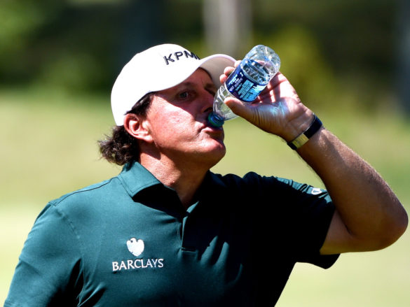 Phil Mickelson mentre si rinfresca in campo: la sua dieta per perdere qualche chilo, nei periodi di riposo, contempla solo acqua e un beverone a base di caffè