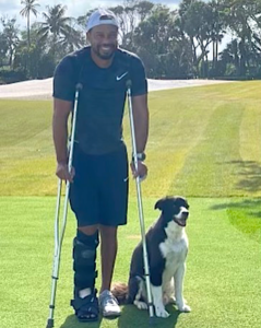 Tiger Woods stampelle e cane