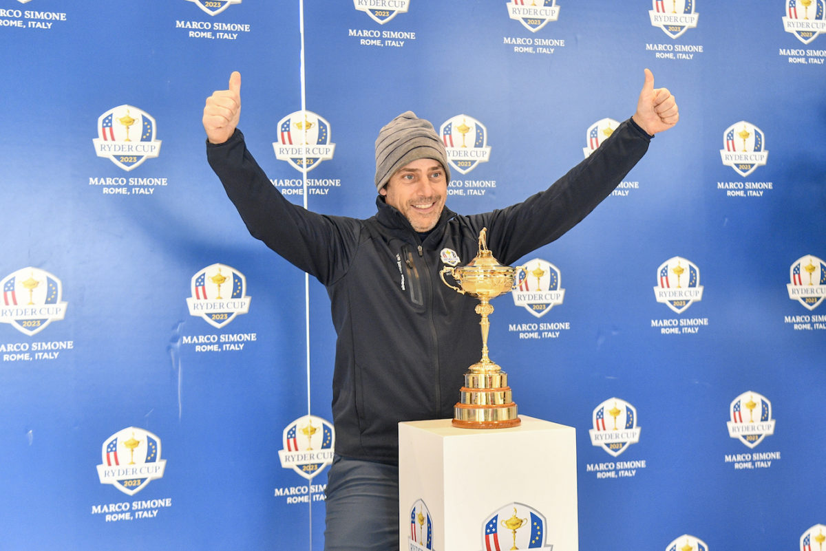 L'attore Davide Devenuto con il trofeo della Ryder Cup