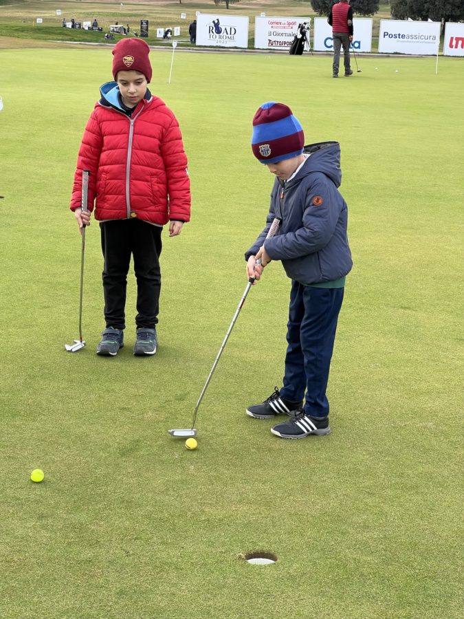 Bambini in putting green all'Open Day al Marco Simone