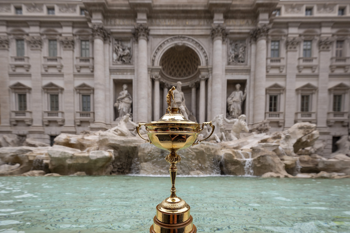 Il trofeo della Ryder Cup a Fontana di Trevi a Roma
