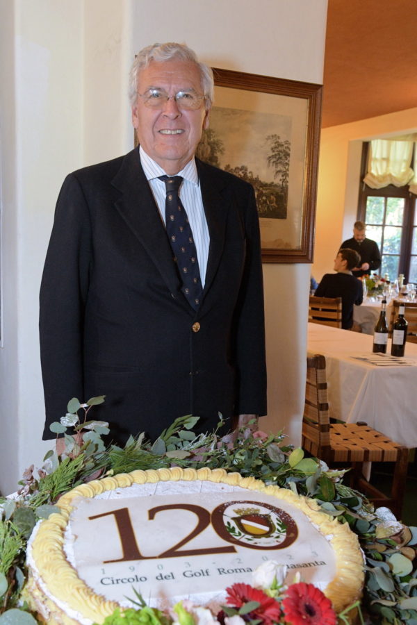 Il presidente del Circolo del Golf Roma Acquasanta, Stefano Manca, con la torta dei 120 anni del club