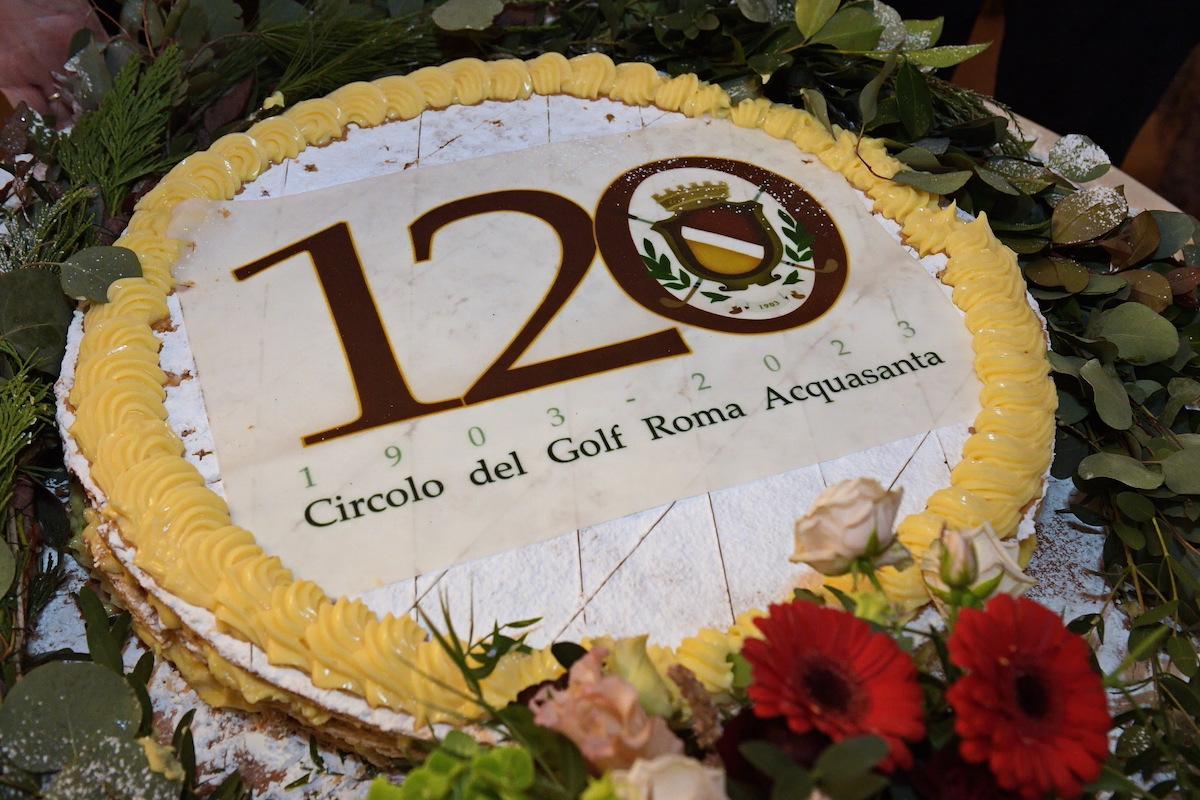 La torta celebrativa dei 120 anni del circolo più antico d'Italia che lo scorso 12 gennaio ha compiuto 120 anni