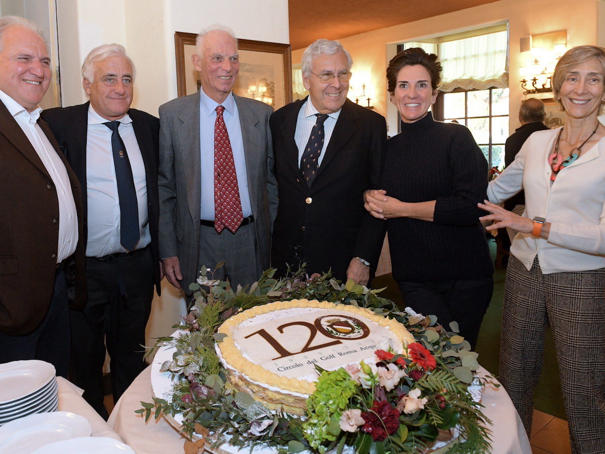 Il presidente e i consiglieri dell'Acquasanta con la torta dei 120 anni