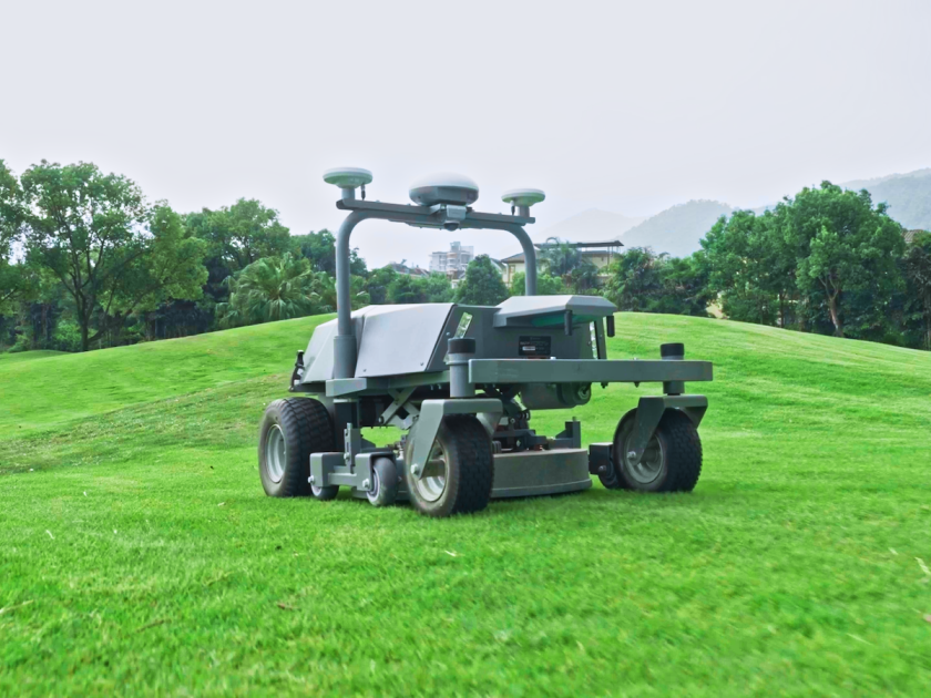 FJDynamics: un solo robot tagliaerba, cinque attività professionali per il tappeto erboso